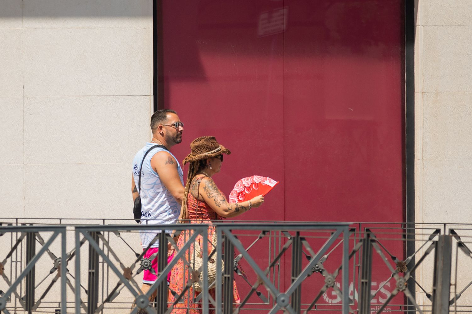 Dos personas pasean durante un día de calor en Jerez.