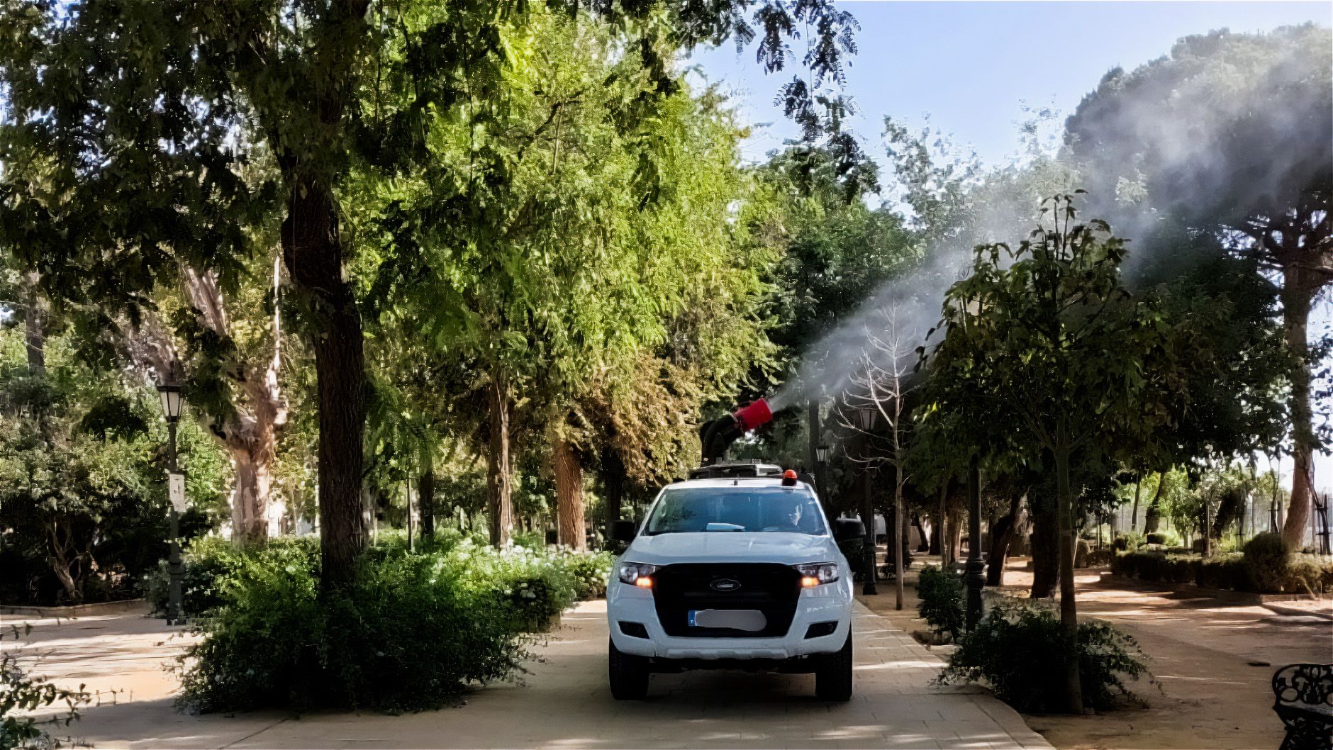 Labores de fumigación en Coria del Río, uno de los municipios afectados por el virus del Nilo.