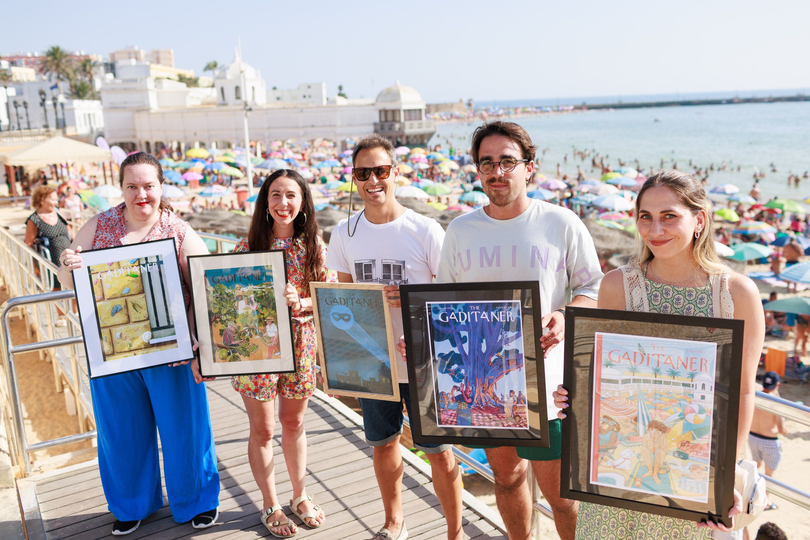 Paula Ahumada, Paz Ramos, Mario García, Fabio Castro e Inma Catalán, ilustradores del proyecto The Gaditaner, con La Caleta de fondo.