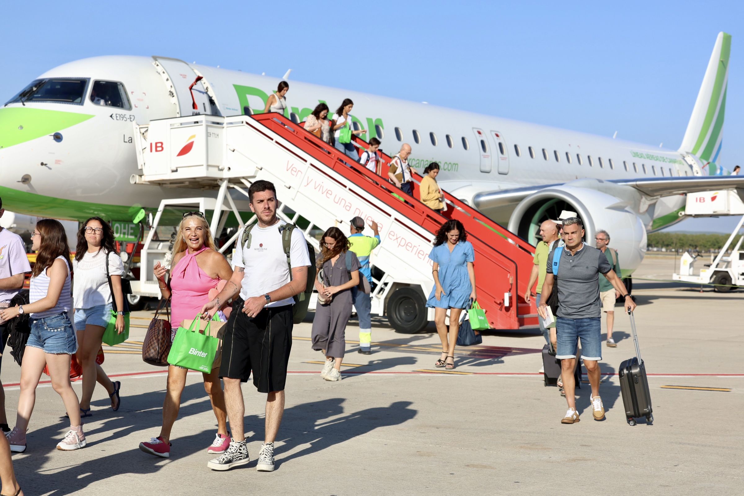 Pasajeros desembarcando en el aeródromo jerezano.