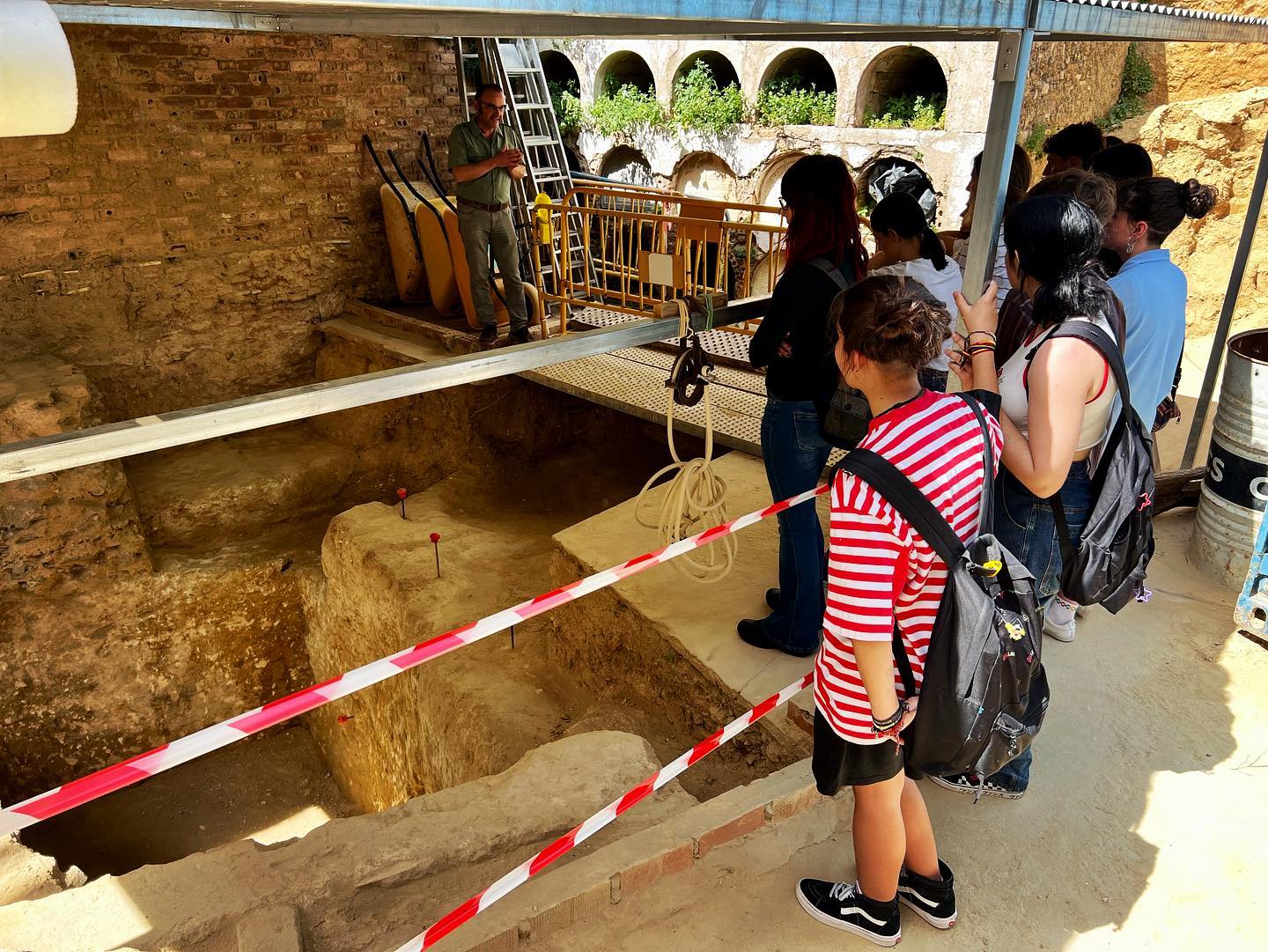 Visita de alumnado de un centro a la excavación en  el cementerio de San Fernando, en una imagen compartida por Amede en redes sociales.