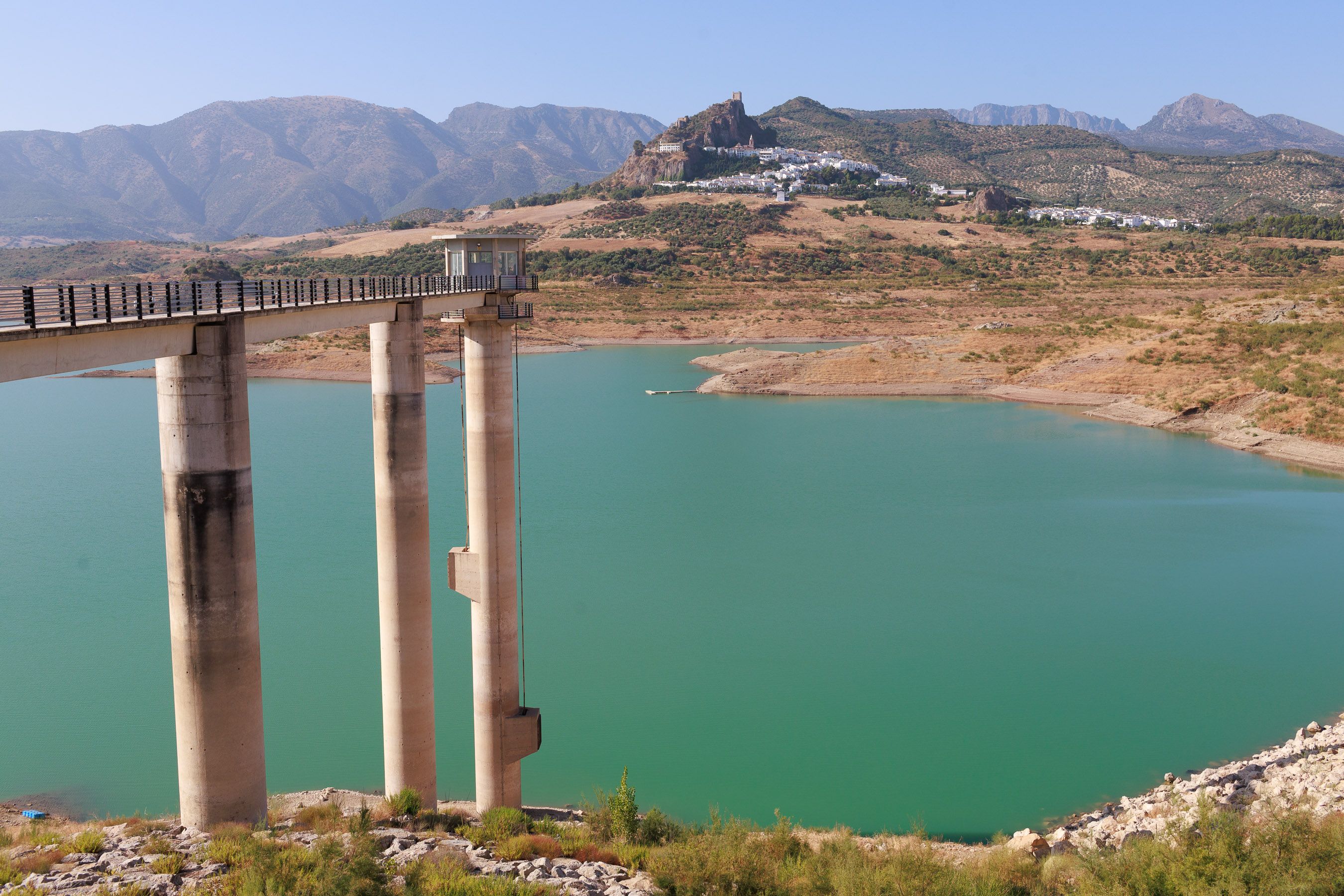 Estado actual del embalse de Zahara-El Gastor, con la primera población al fondo.