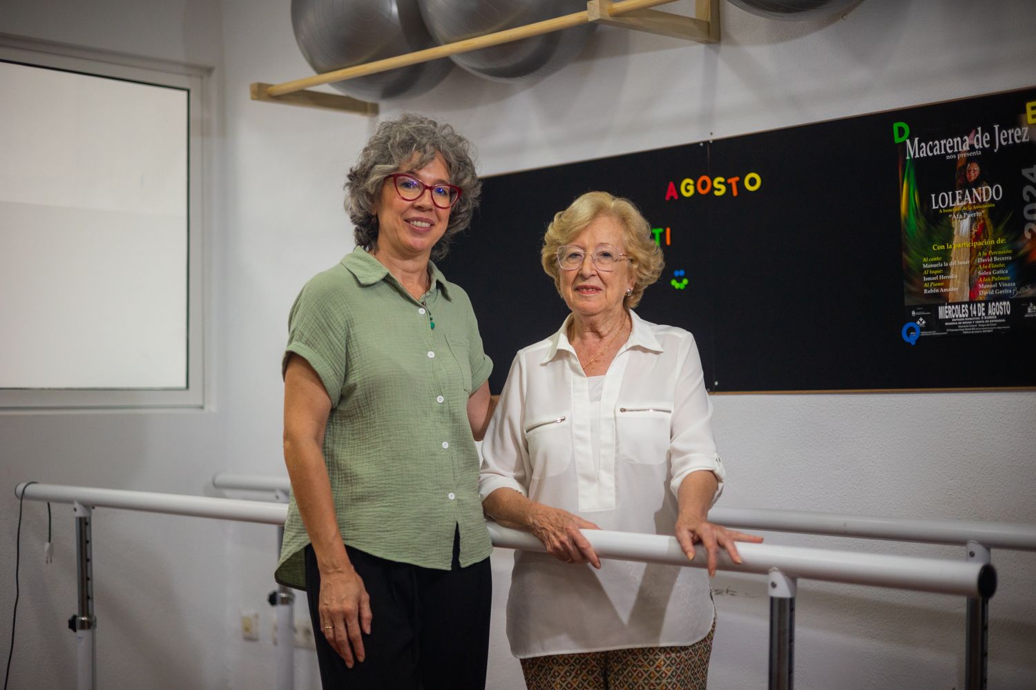 El padre de Isabel Palacios, a la izquierda, padece alzhéimer. Junto a su madre, es su cuidadora principal, y es además presidenta de AFA Puerto, donde ambas posan para lavozdelsur.es. 