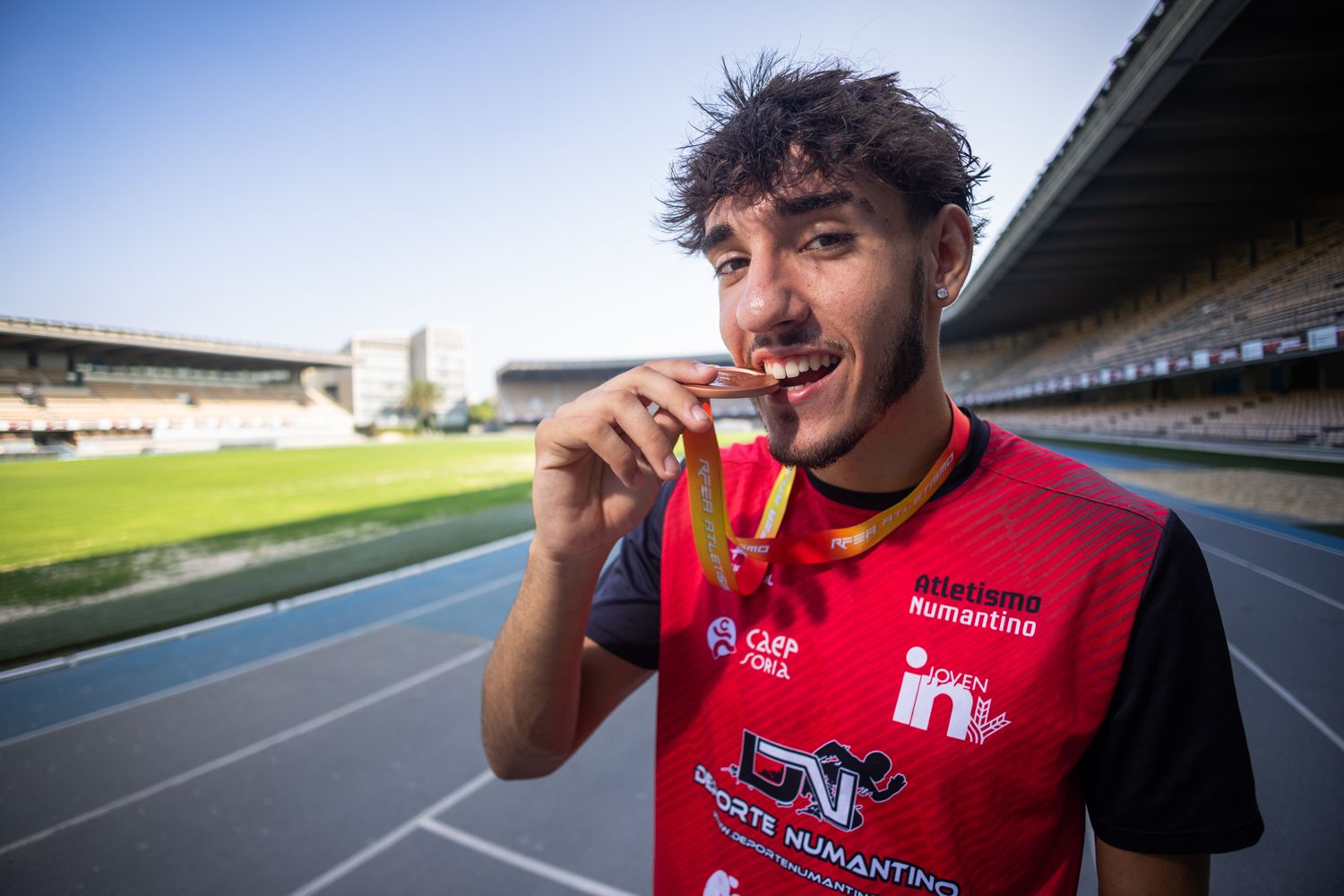 Manu Gómez, mordiendo la medalla de bronce lograda en el Nacional sub-20.