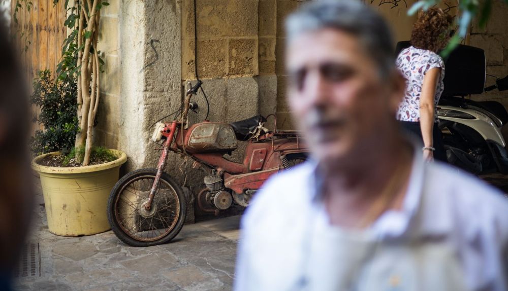 Antonio Sallago y detrás, la vieja Mobilette que sirvió para repartir pescado. 