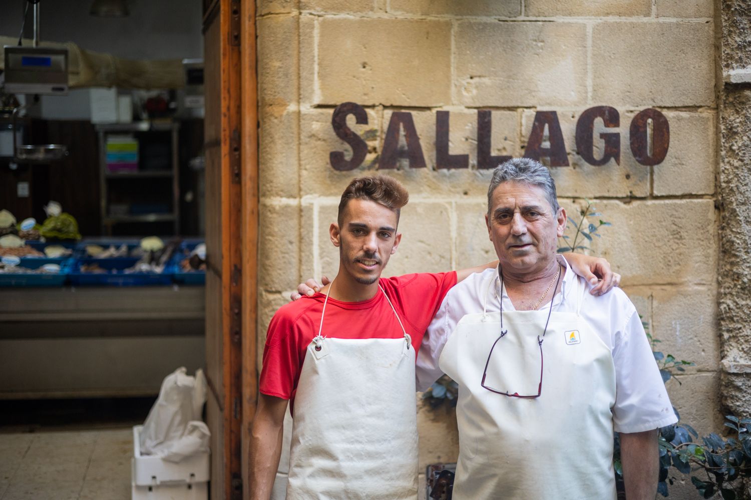 Padre e hijo, en la puerta de la pescadería. 