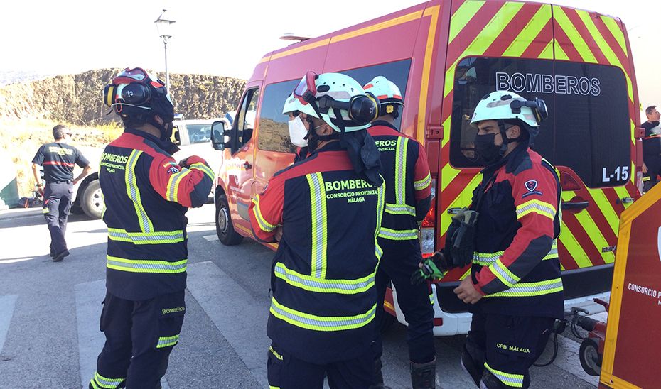 Los bomberos de Málaga acudieron al lugar de los hechos tras volcar el camión.