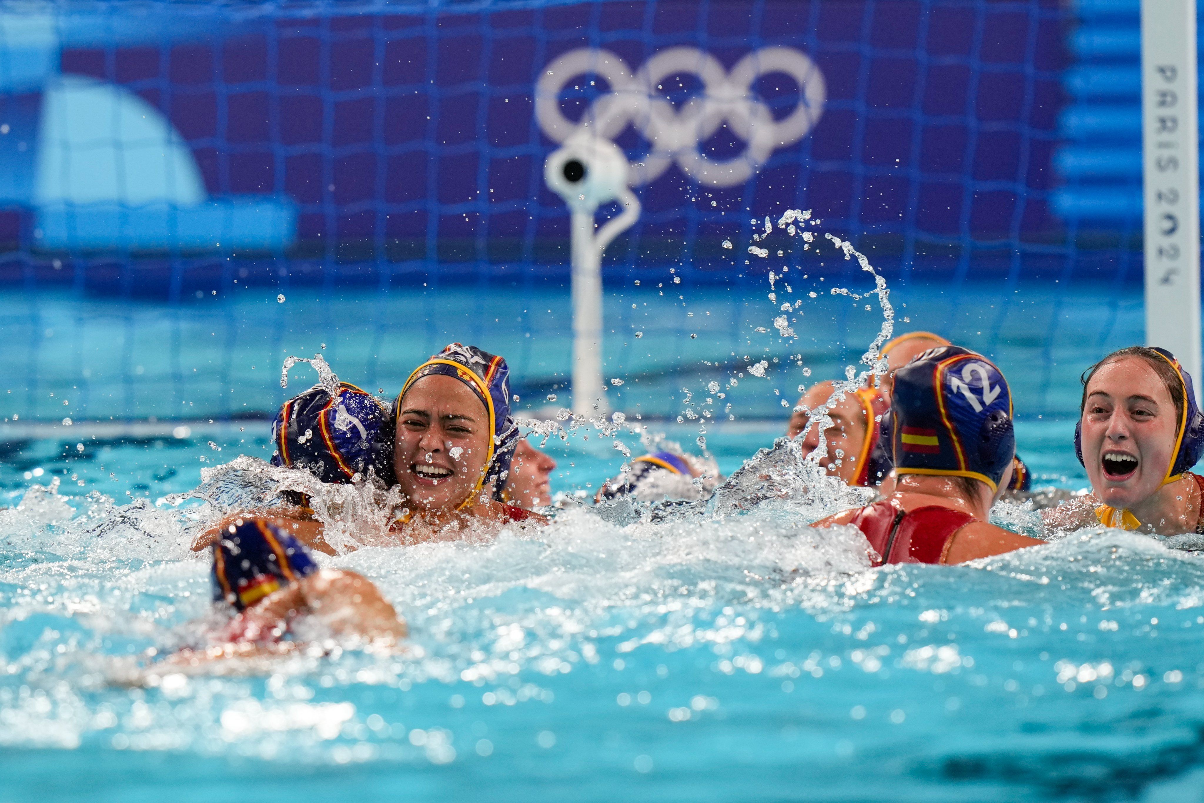 Celebración de la victoria del equipo femenino de waterpolo, ganador del oro.