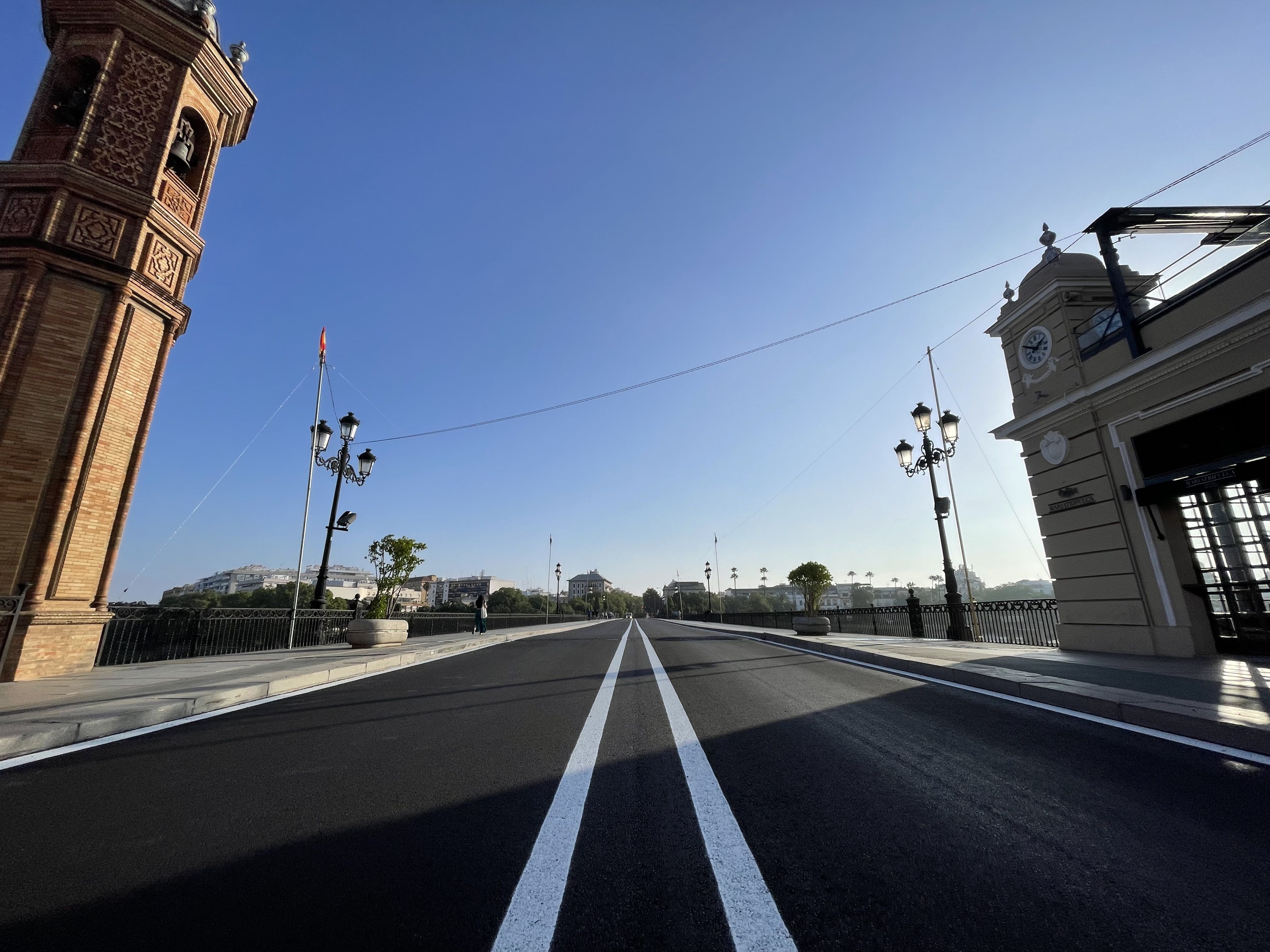 El puente de Triana ha sido reasfaltado diez años después.