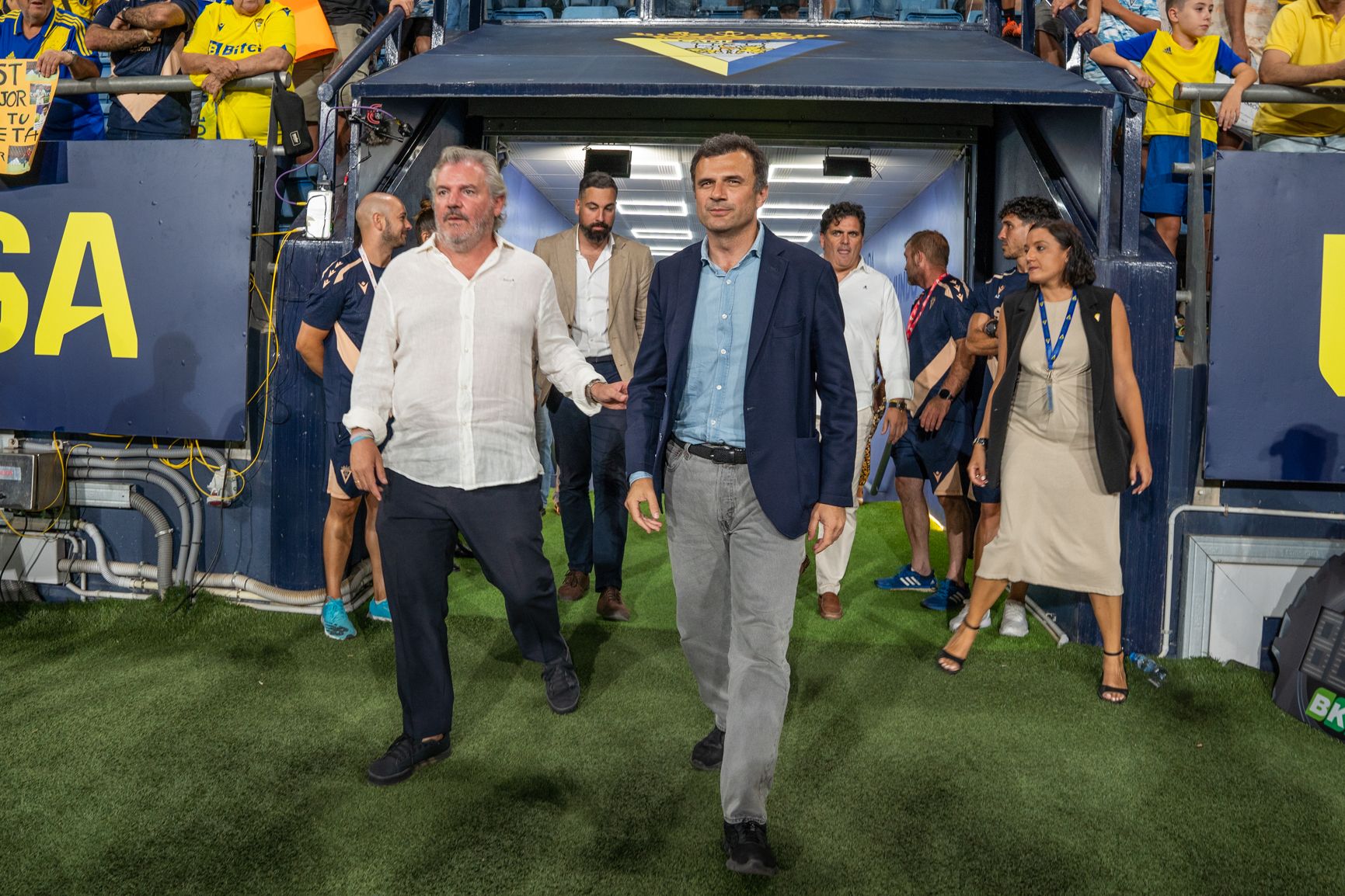 El presidente del Cádiz Club de Fútbol, Manuel Vizcaíno, y el alcalde de Cádiz en el estadio Nuevo Mirandilla este pasado mes de agosto. "Una astracada negacionista" de J.L. Gutiérrez Molina.