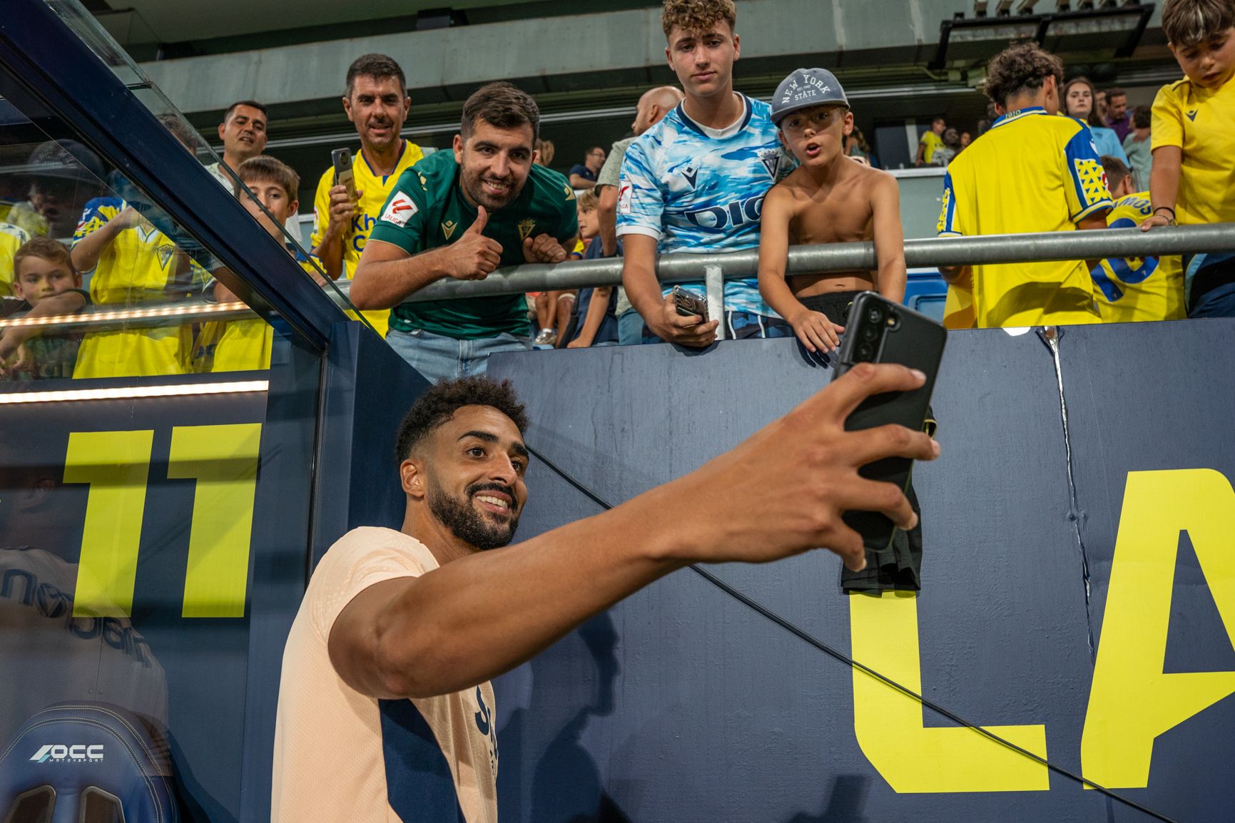 El delantero Chris Ramos se fotografía con el público en el estadio durante el último Trofeo Carranza.