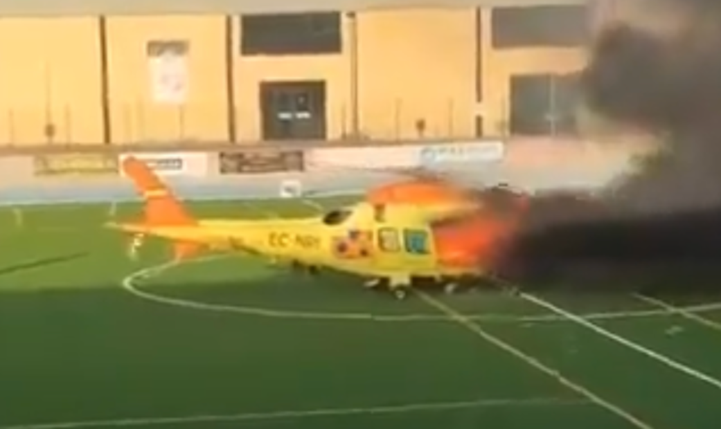 El helicóptero, envuelto en llamas tras la explosión.