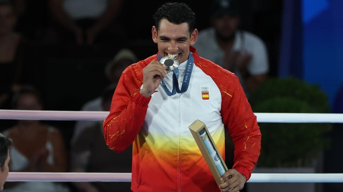 Ayoub Ghadfa, con la medalla de plata lograda en París.