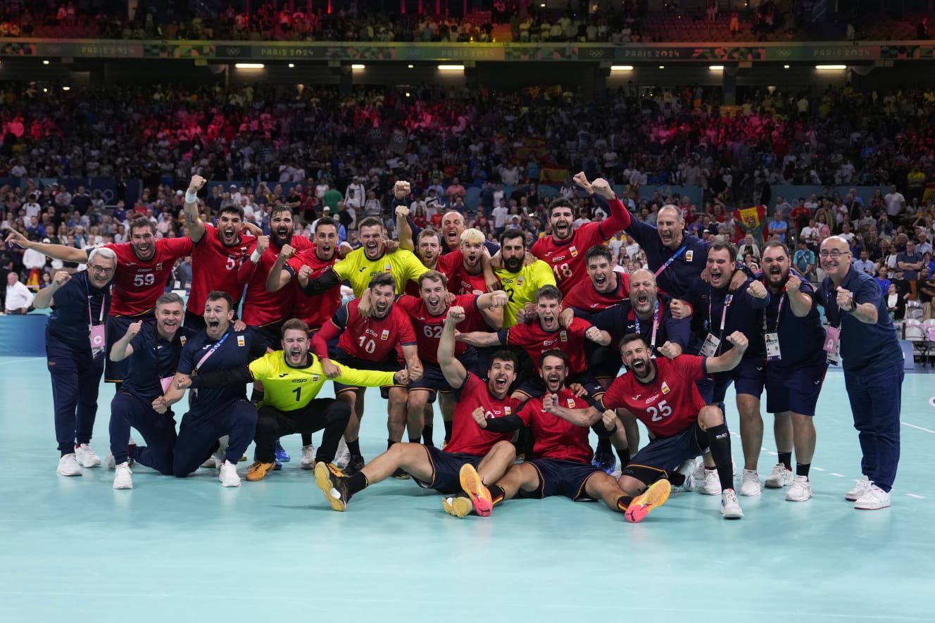 Los jugadores de la selección de balonmano, con el bronce olímpico.