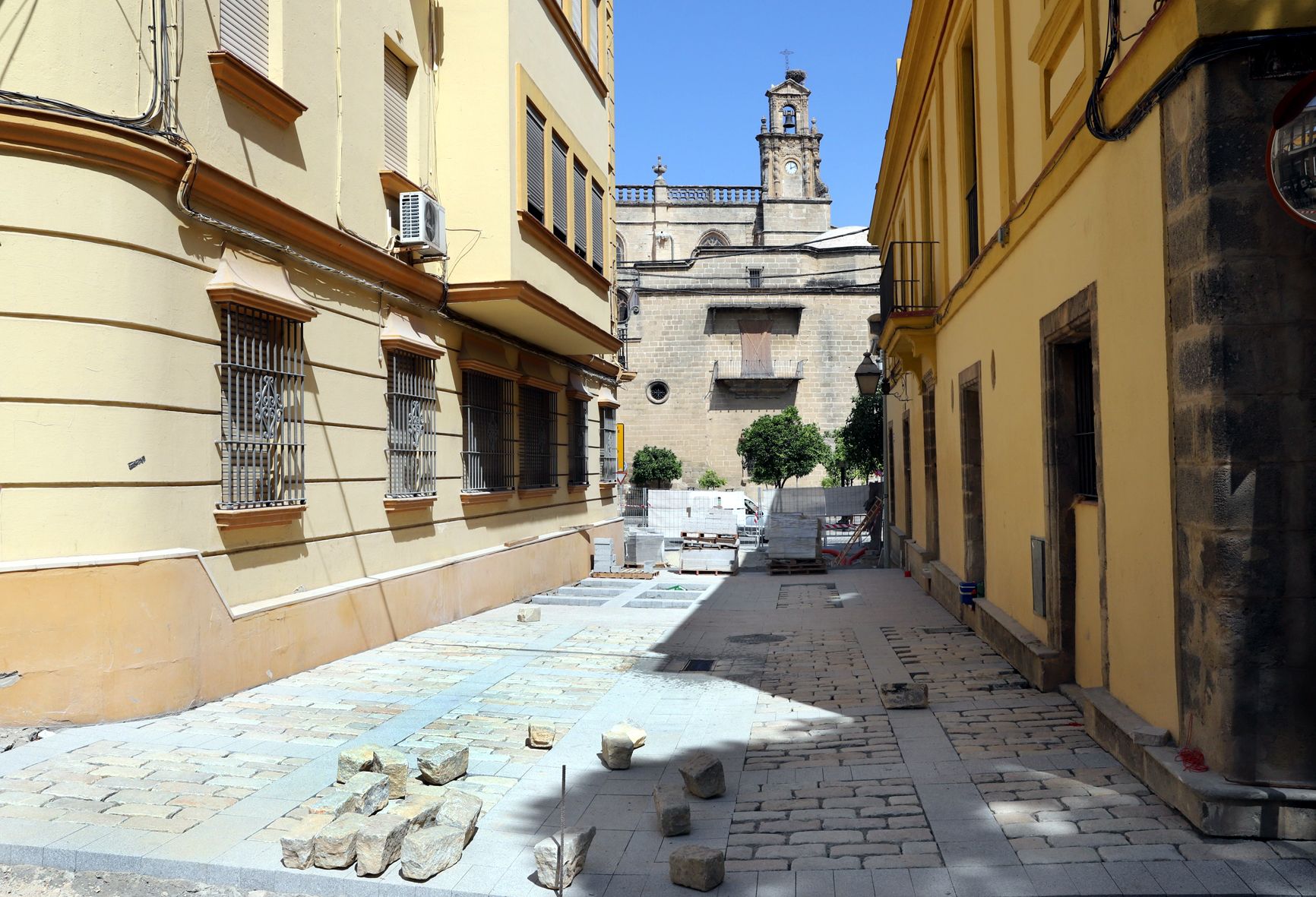 Trabajos en la calle Oliva de Jerez, que serán terminados con las nuevas obras.