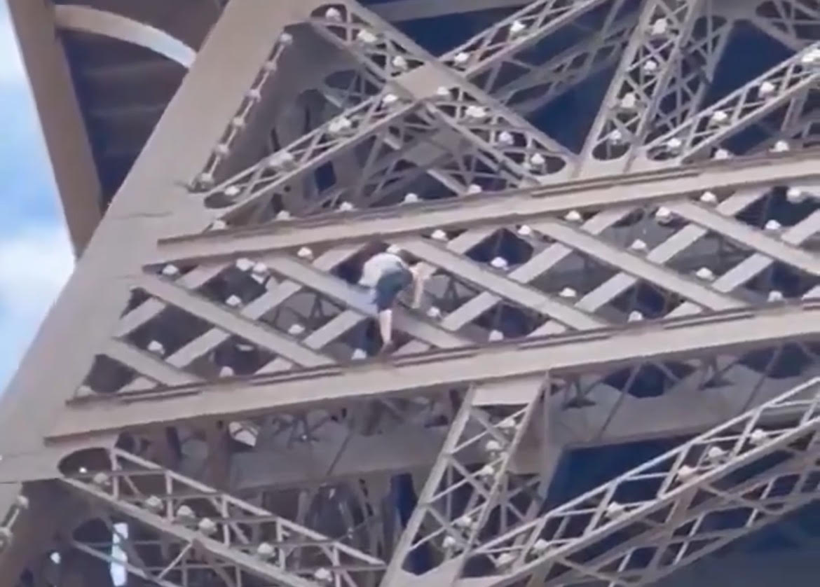 El hombre que fue descubierto trepando sin cuerdas en la Torre Eiffel.