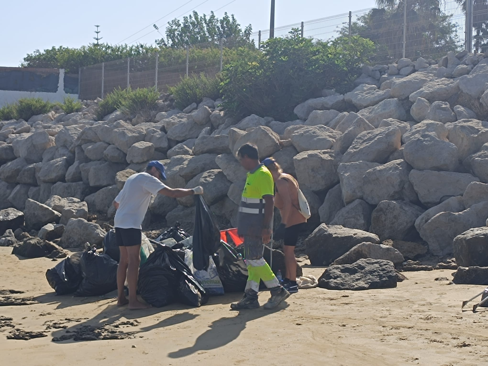 Una iniciativa para la recogida de basuras en una playa en la provincia de Cádiz.