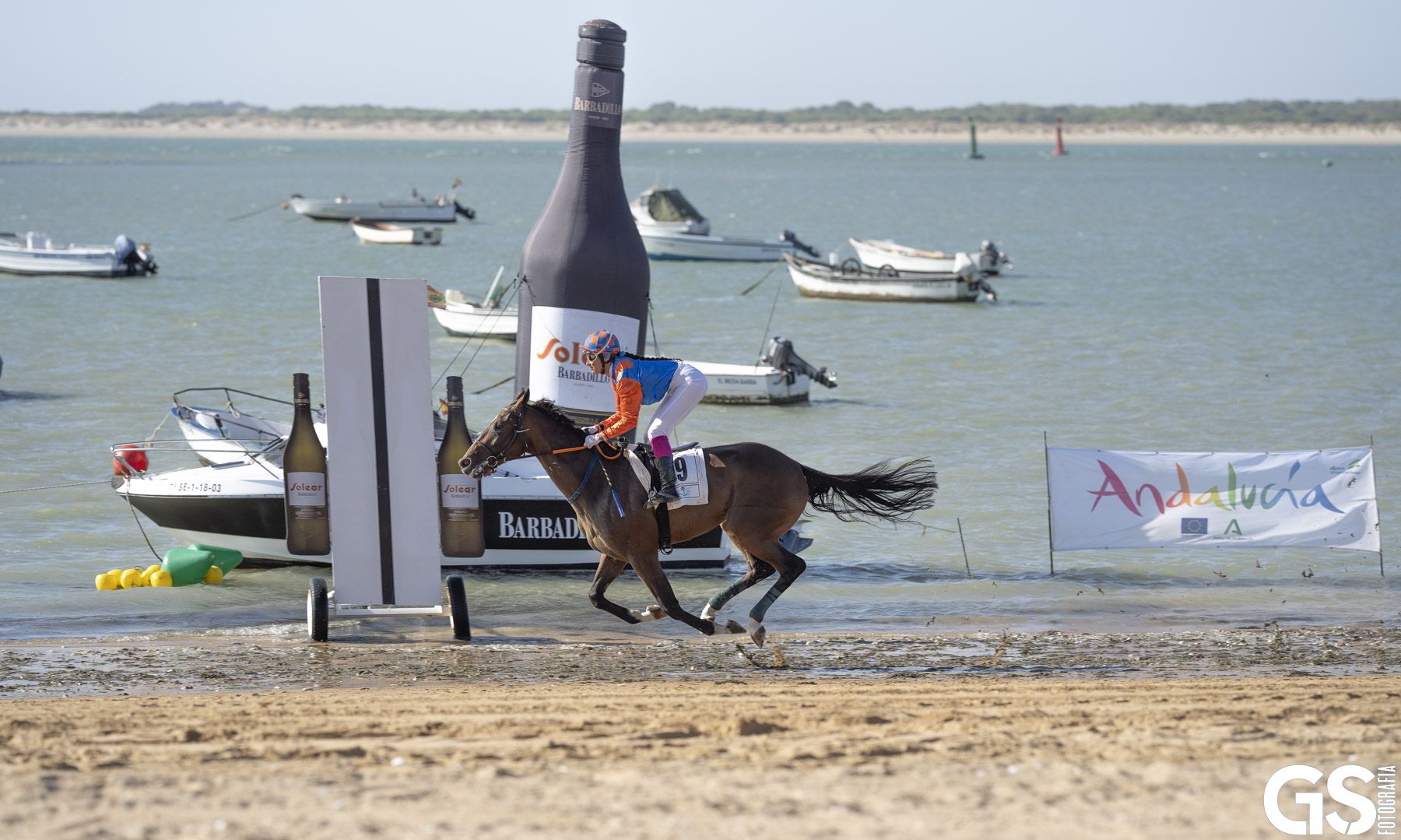 La línea de meta en una carrera en Sanlúcar.