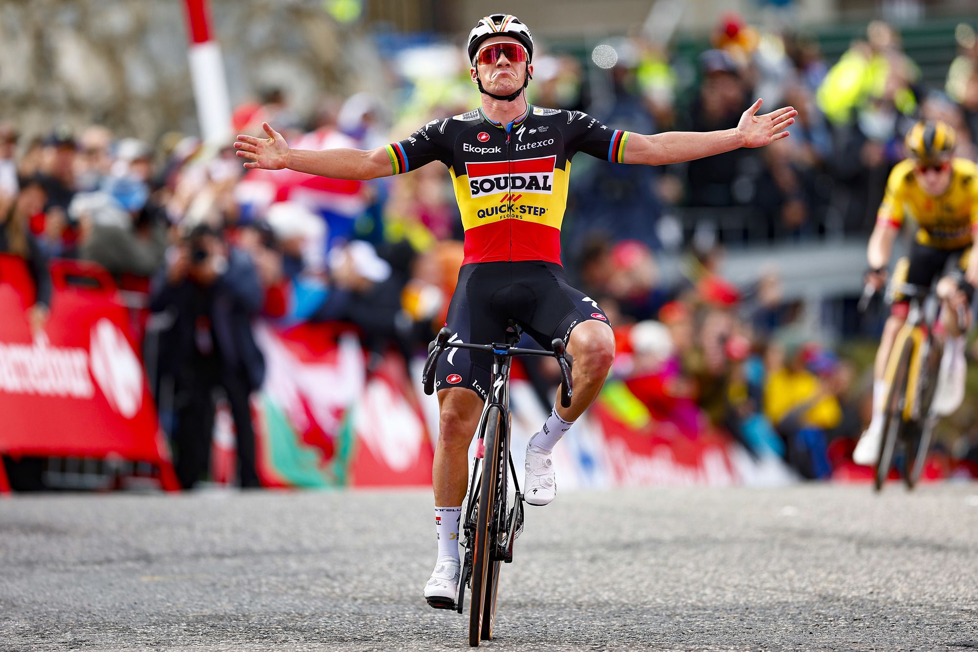 Un ciclista entrando a meta en La Vuelta, en una edición pasada.