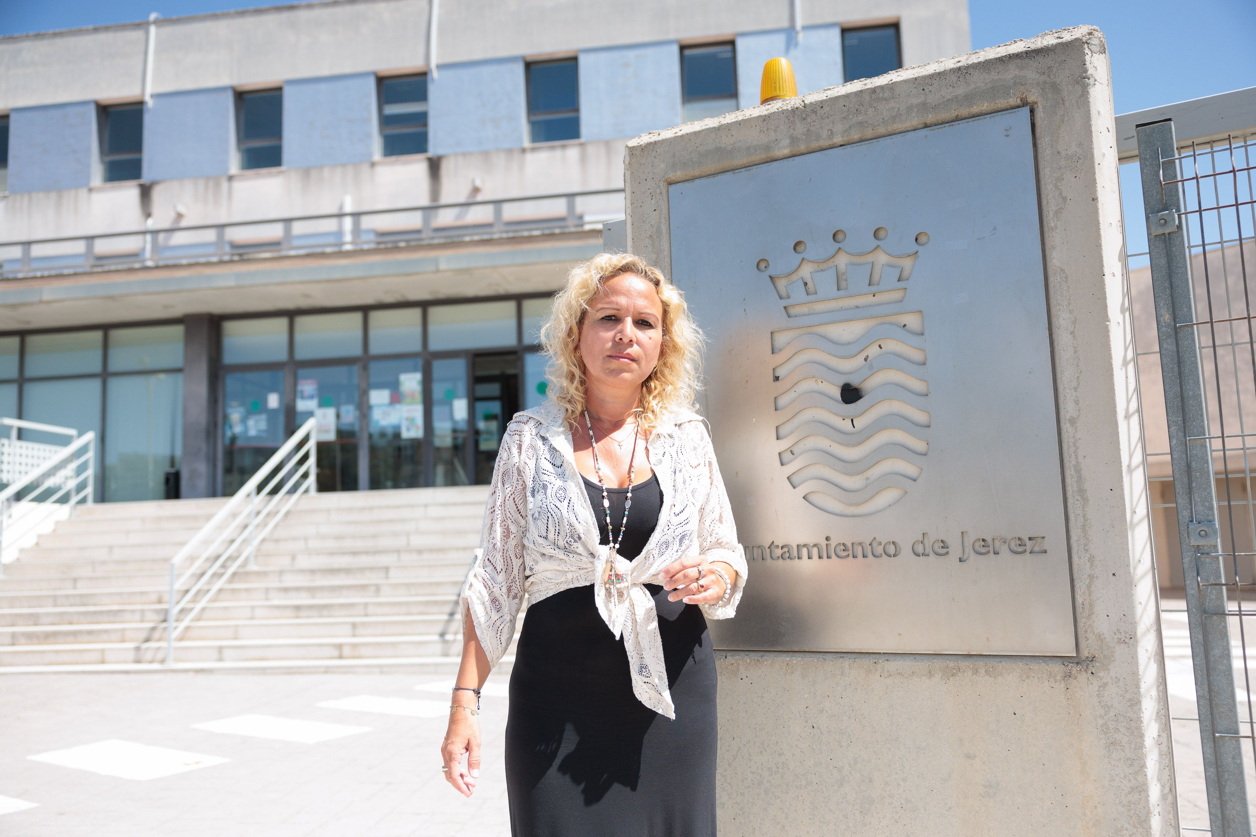 Yessika Quintero, frente a la Delegación de Inclusión Social, en Jerez.