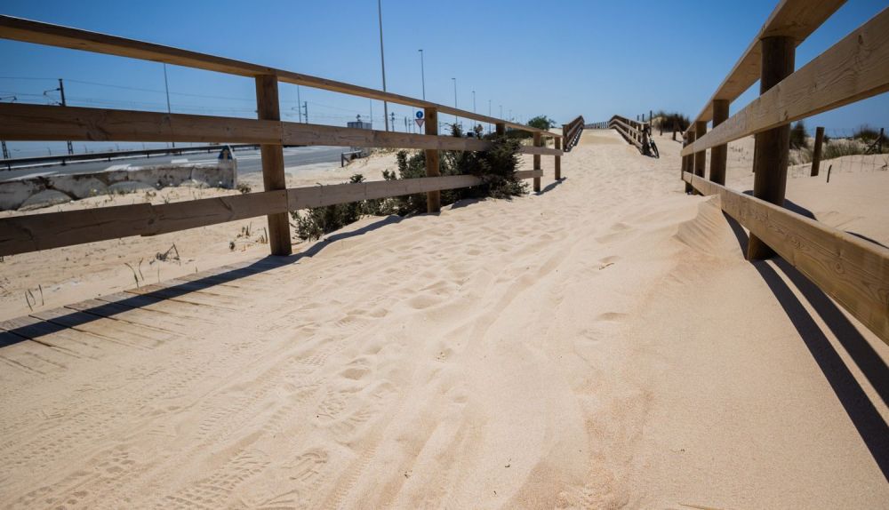 El trazado del Eurovelo que une Cádiz y San Fernando, cubierto por la arena, en una imagen tomada este lunes.