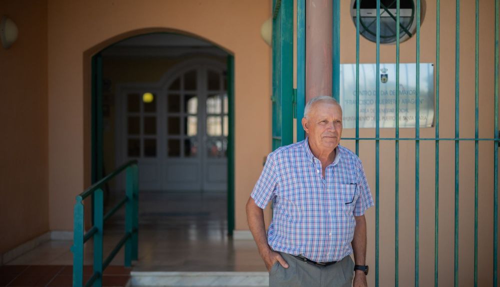 Pepe Rodríguez, en la puerta del centro de mayores.