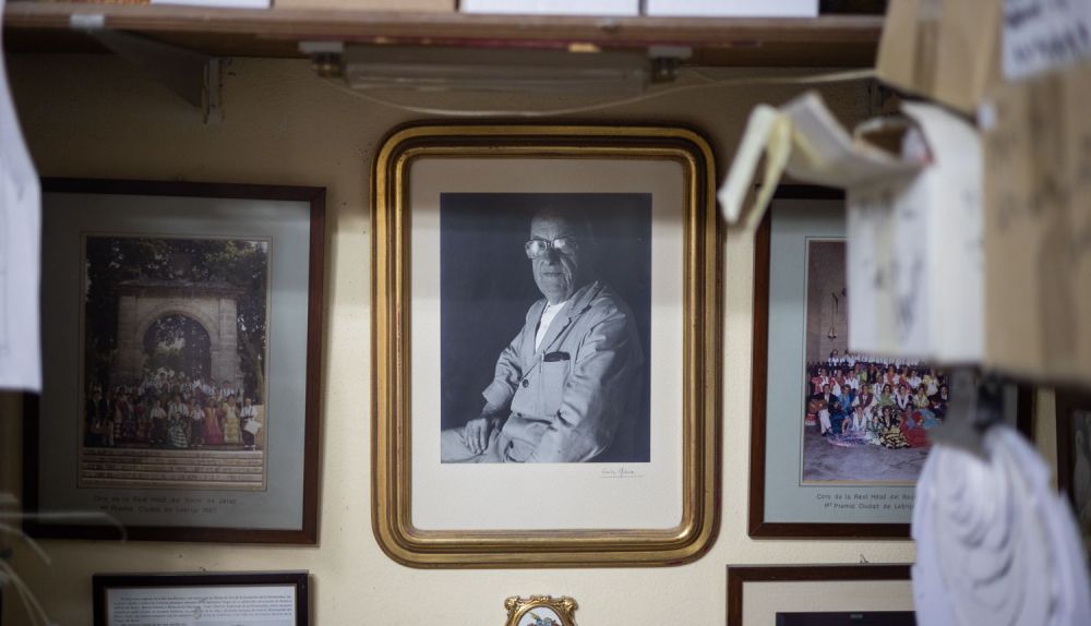 Fotografía situada en el taller, el que inició el negocio hace 75 años.