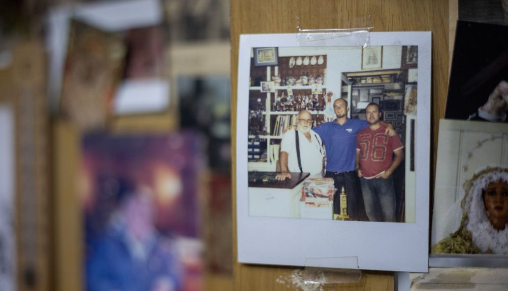 En la fotografía Adolfo Quevedo, ya jubilado, junto a dos de sus hijos.