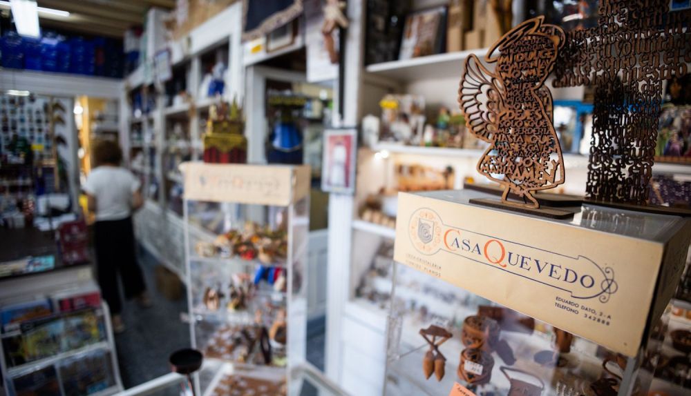 El interior de la tienda con la diversidad de productos a la venta. 