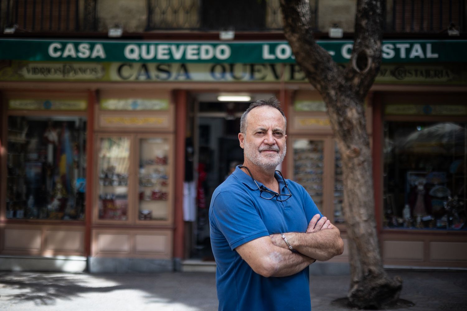 Francisco Quevedo ante el establecimiento en la plaza de la Yerba. 