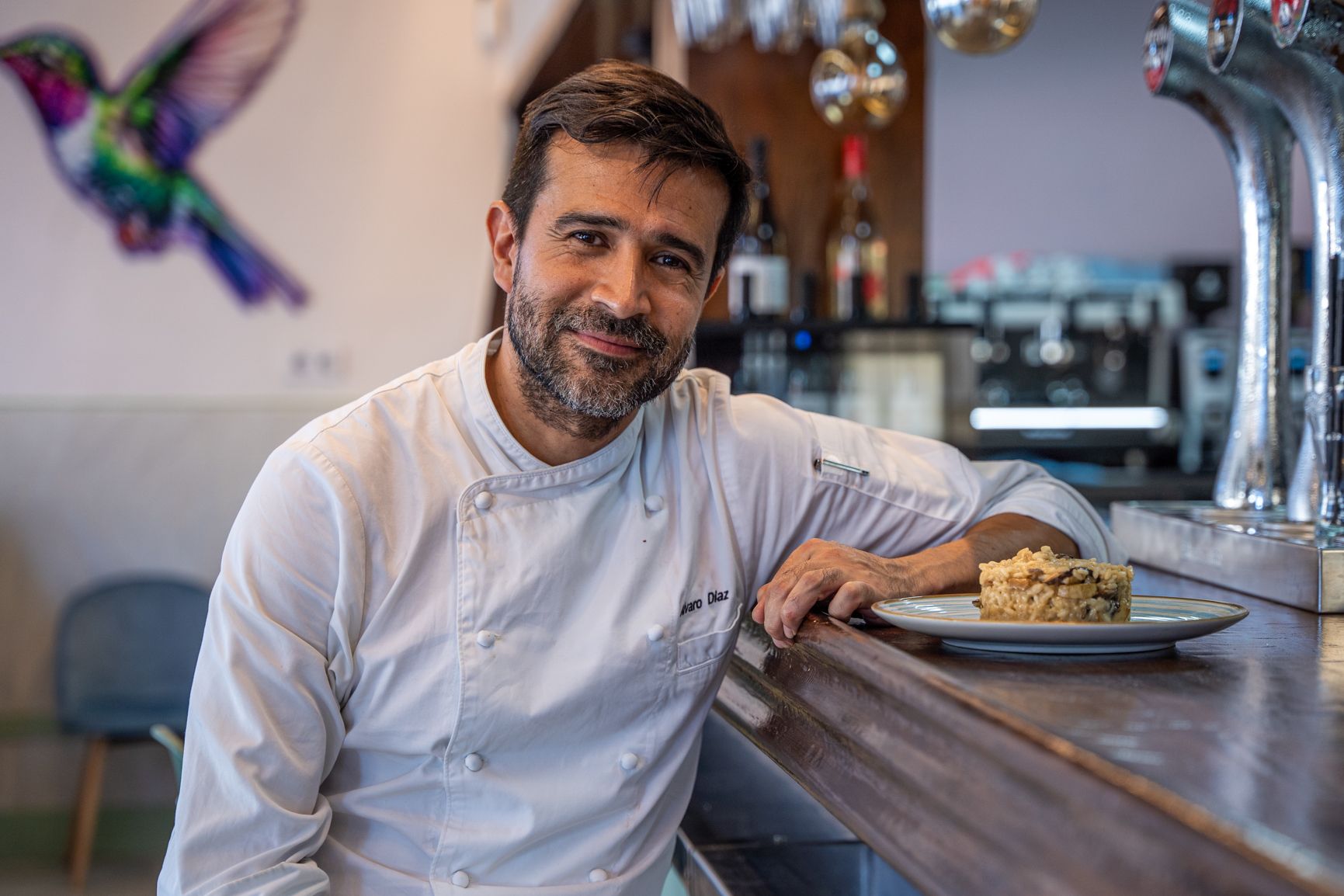 El chef chileno Álvaro Díaz posa con uno de sus platos, un arroz con setas, en la barra de El Colibrí, el restaurante que acaba de abrir en Cádiz.