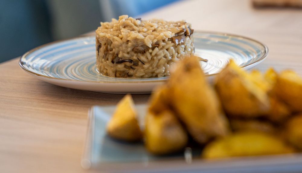 Rissotto con setas y papas rústicas de El Colibrí, restaurante chileno de Cádiz.