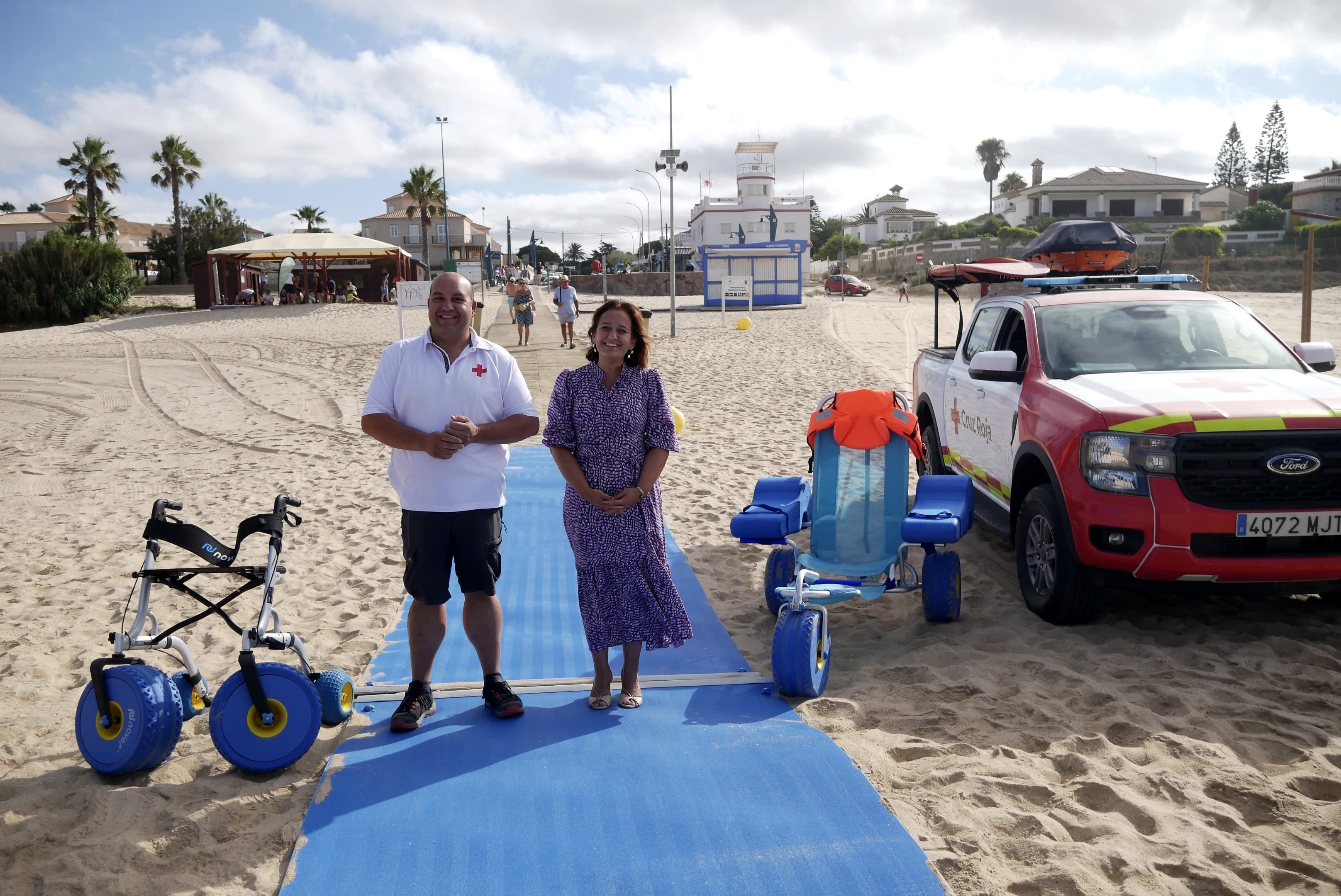 La delegada de Playas y el responsable socorrismo en la pasarela de baño adaptado.