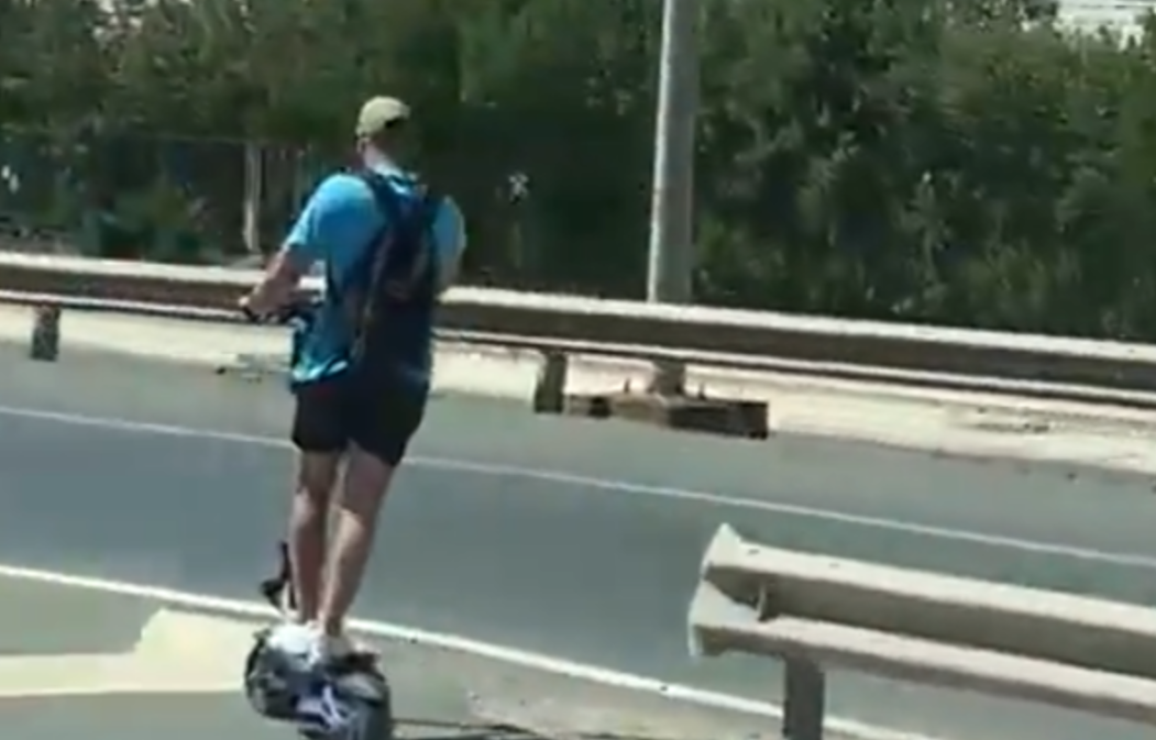 Un usuario en patinete eléctrico hace una semana, en la SE-30 de Sevilla.