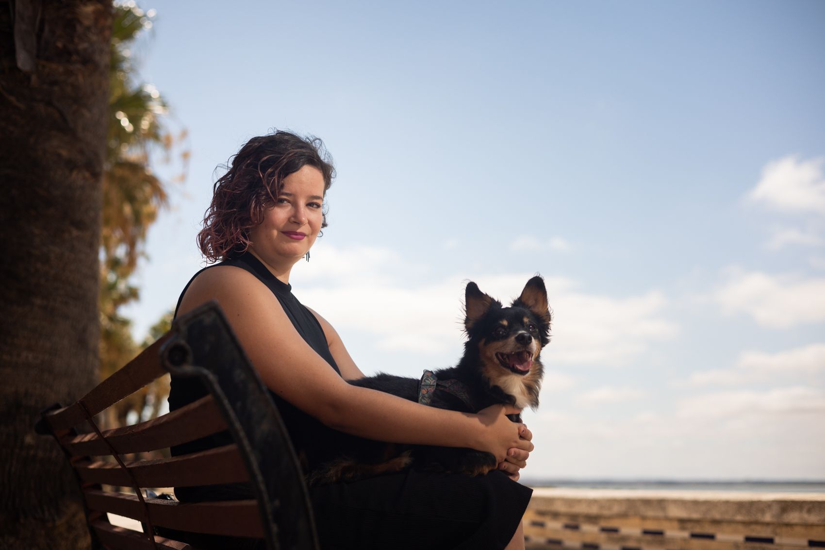 La joven Elia Castaño posa con su perro Killo en la playa de La Cachucha, en Puerto Real. 