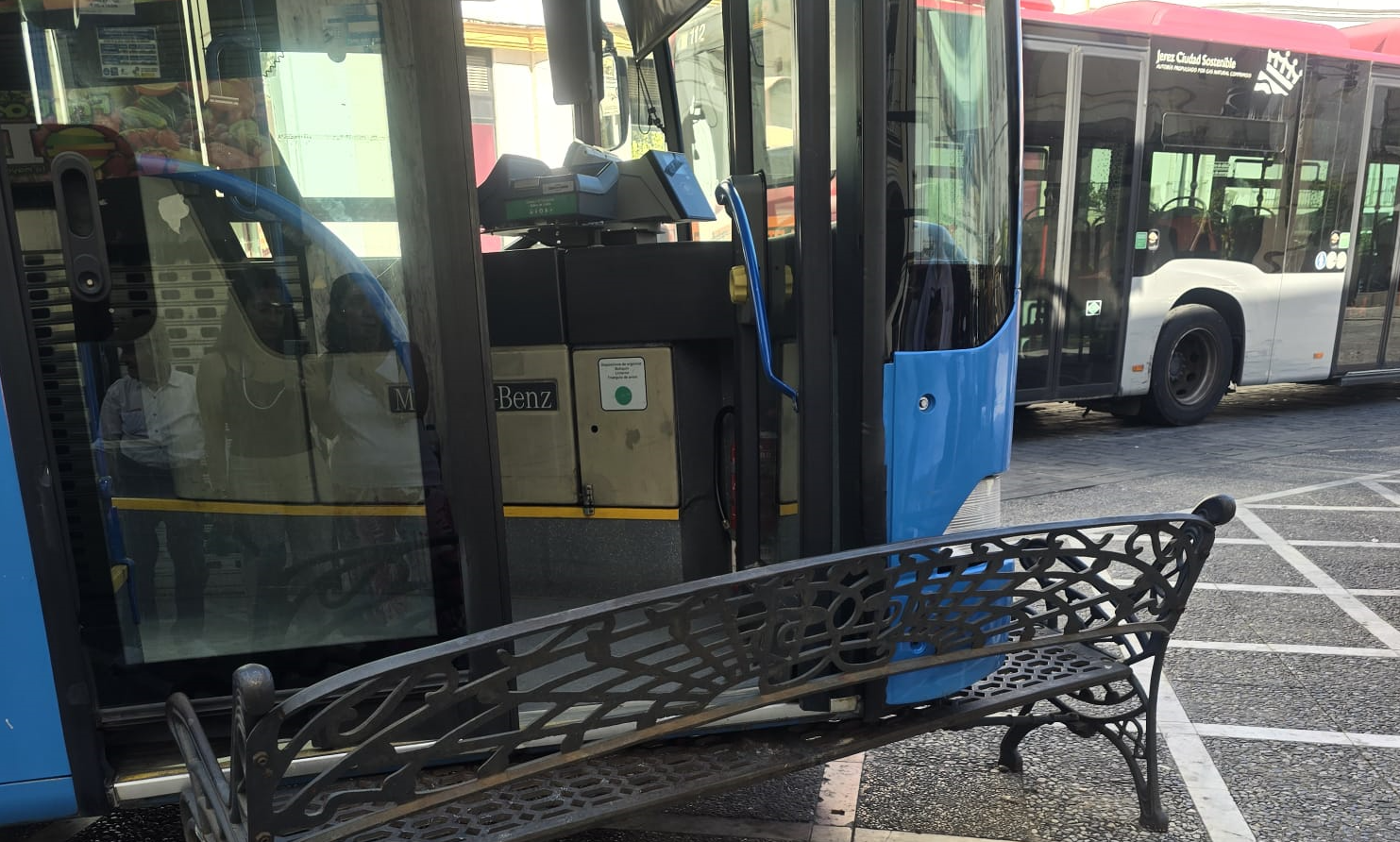 El autobús tras chocar contra un banco en plaza Esteve.