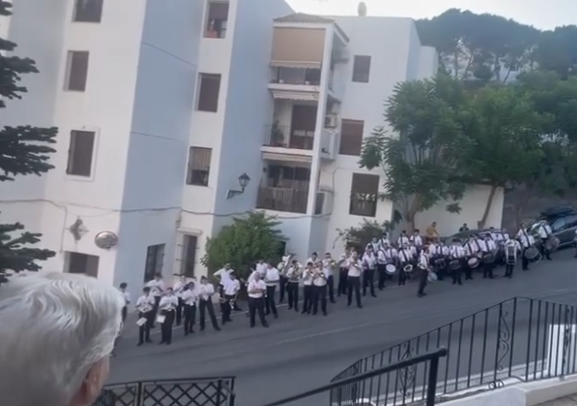 La diana ante la residencia de mayores de Vejer.