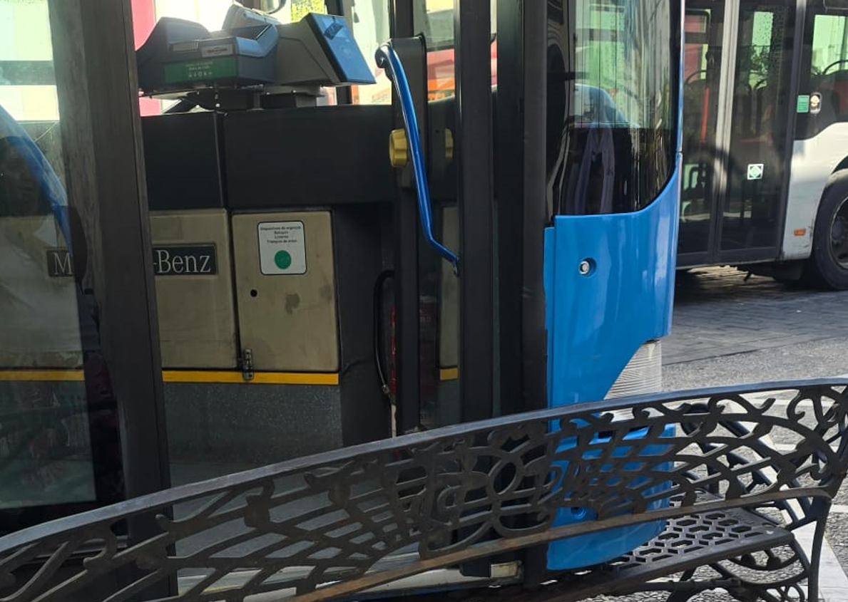 Estado en que ha quedado el autobús tras el accidente en plaza Esteve.