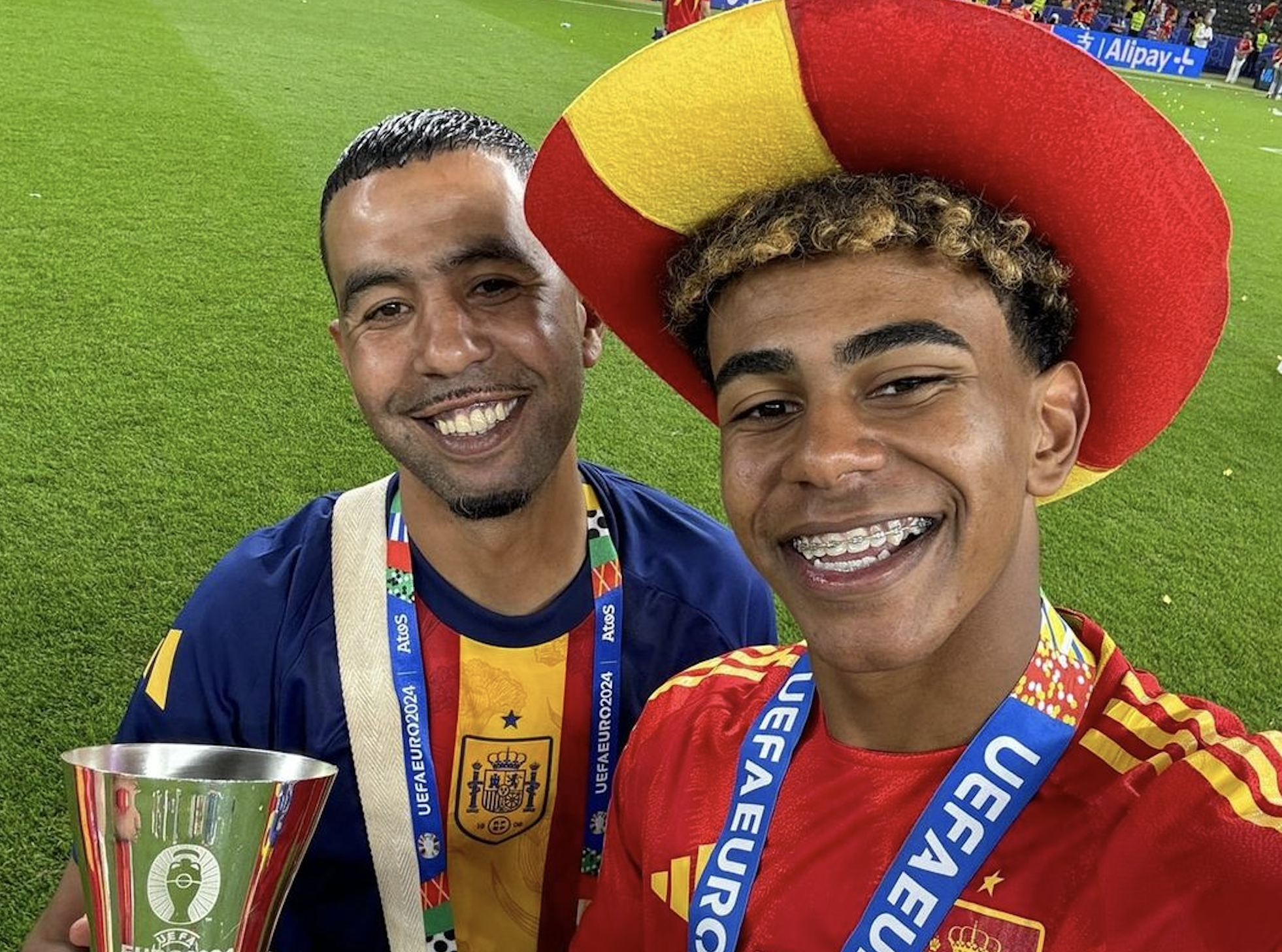 El padre de Lamine Yamal, con su hijo en la pasada Euro 2024 que ganó España.