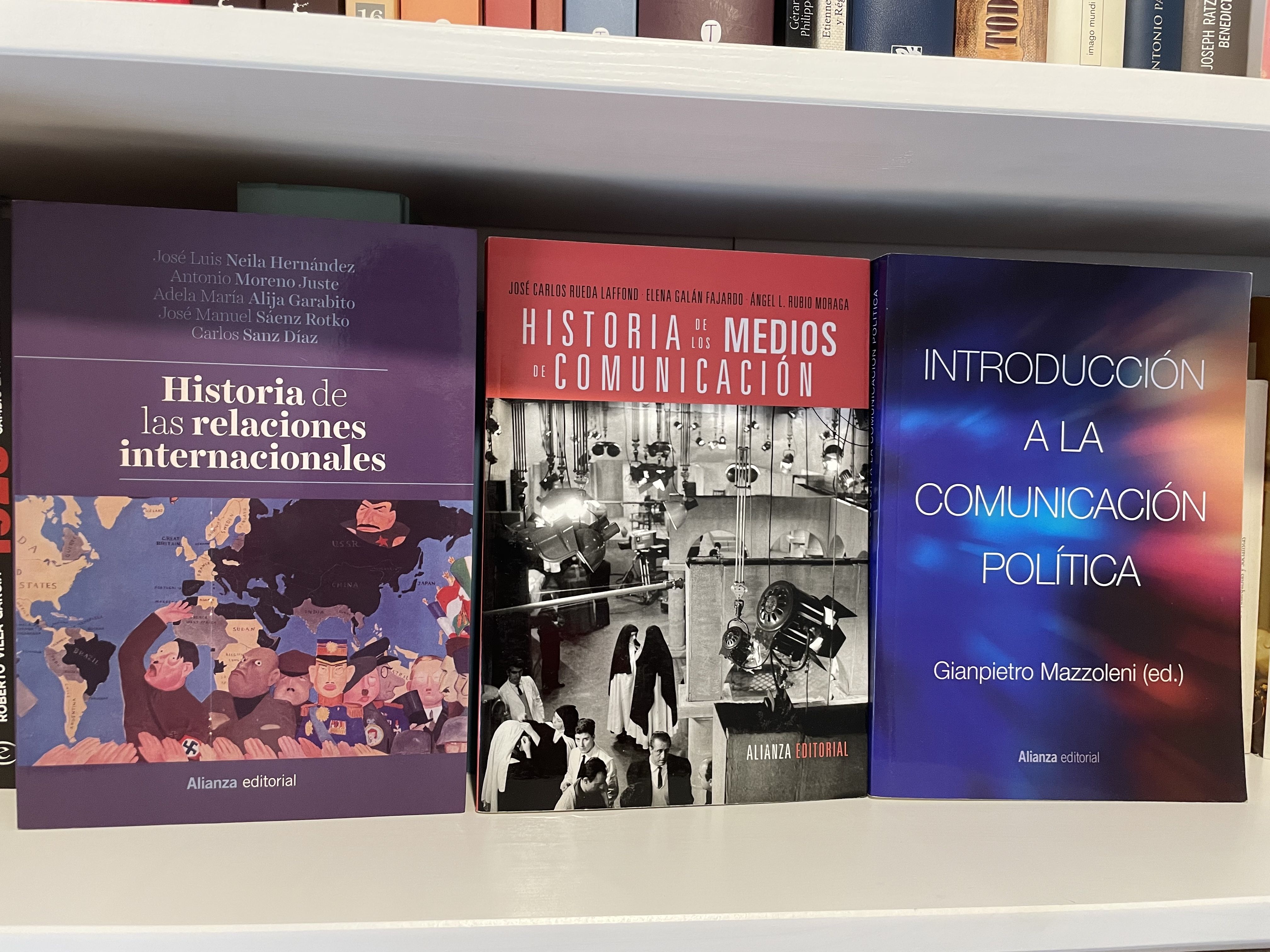 Los tres libros recomendados, editados por Alianza Editorial.