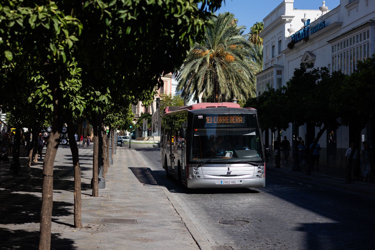 Semana de la Movilidad. Un bus urbano de Jerez en el tramo abierto al tráfico en calle Larga.