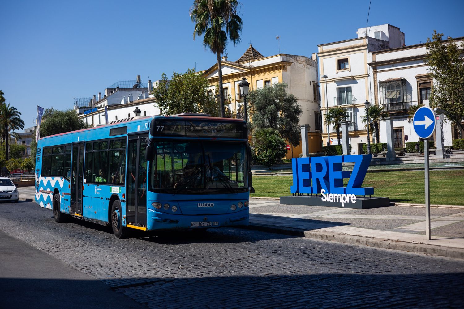 Uno de los autobuses urbanos en Jerez, en la plaza del Mamelón, que serán renovados durante el mandato.