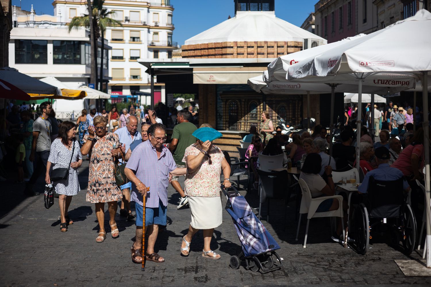 Personas paseando por Jerez en plena ola de calor.