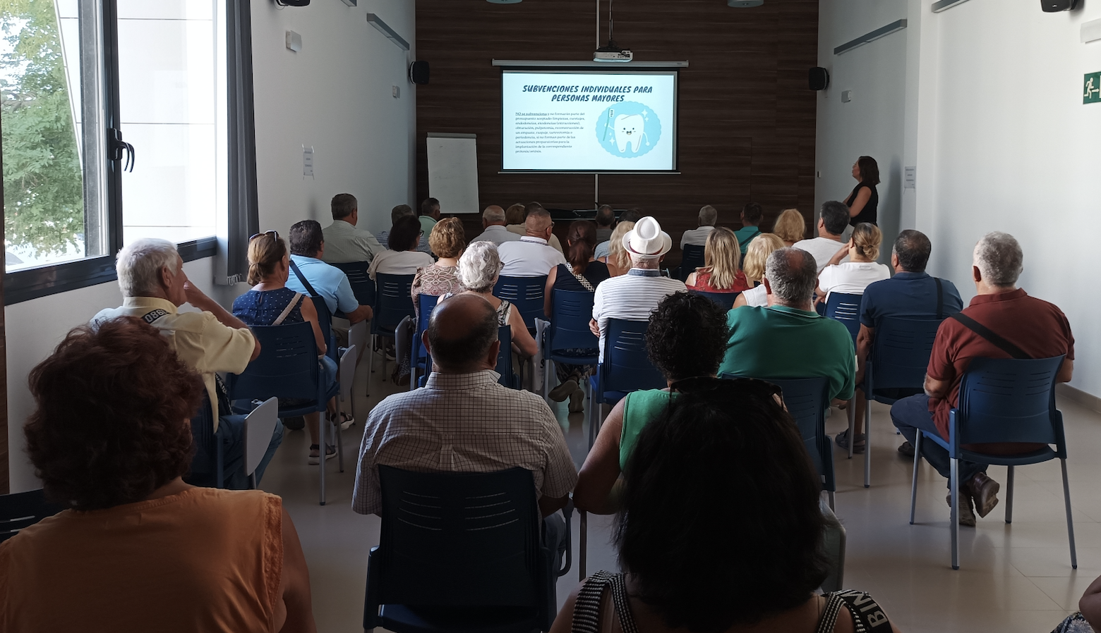 Asistentes a la charla informativa dedicada a las personas mayores y con discapacidad.