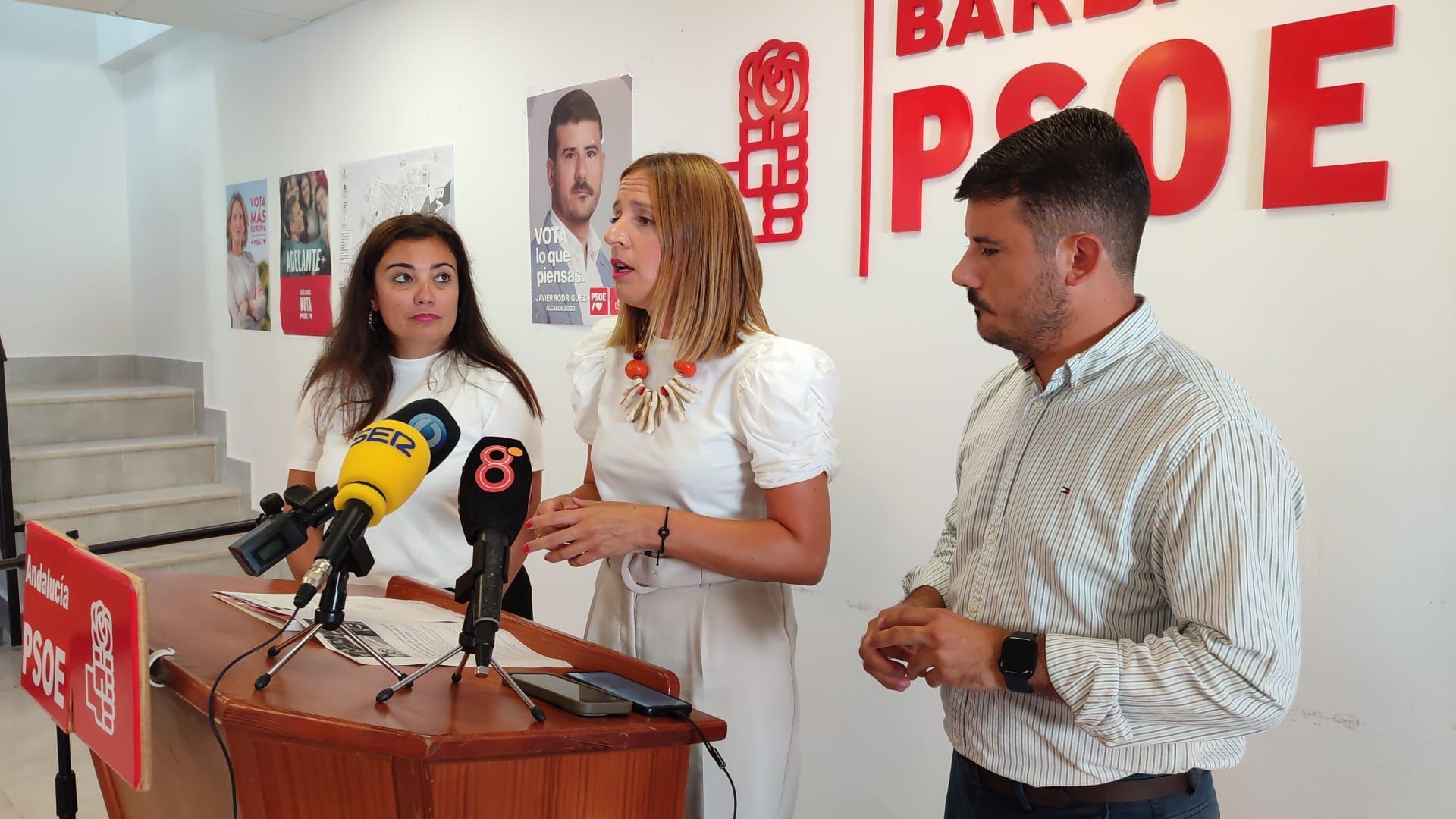 Un momento de la intervención de la secretaria de Organización, Ana Carrera, y el portavoz municipal del PSOE en el Ayuntamiento de Barbate. 