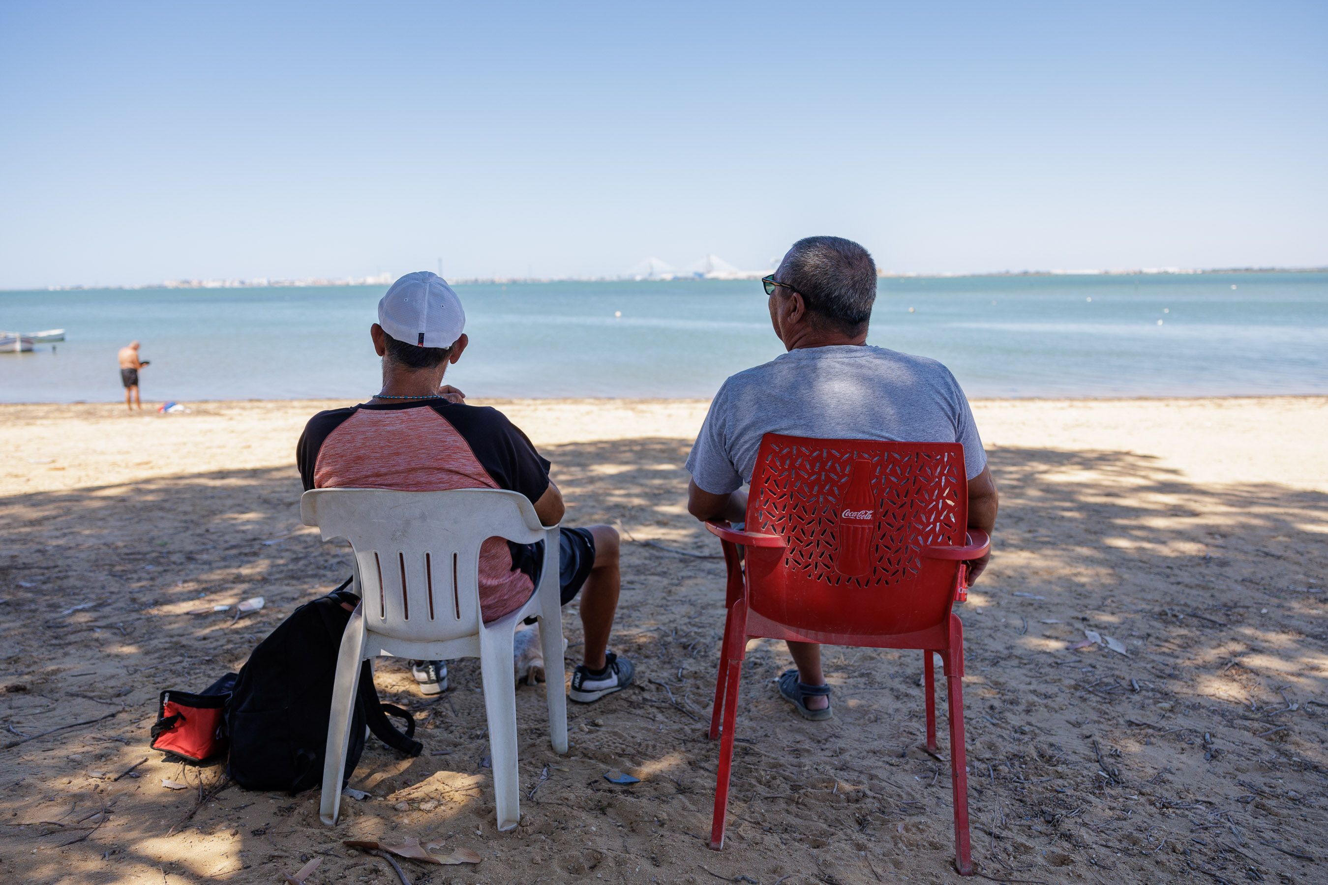 Carlos y Rafael se sientan cada día del año bajo el mismo eucalipto a contemplar la Bahía de Cádiz desde La Casería.