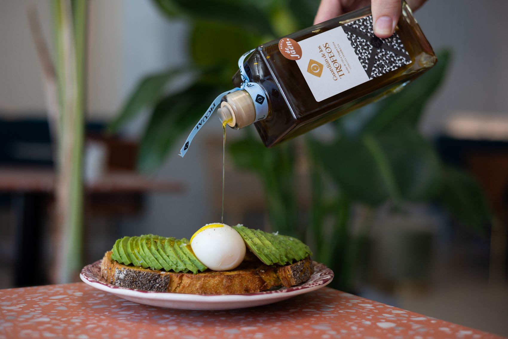 Precio del aceite. Huevo duro con aguacate y un chorrito de aceite de oliva, imbatible.