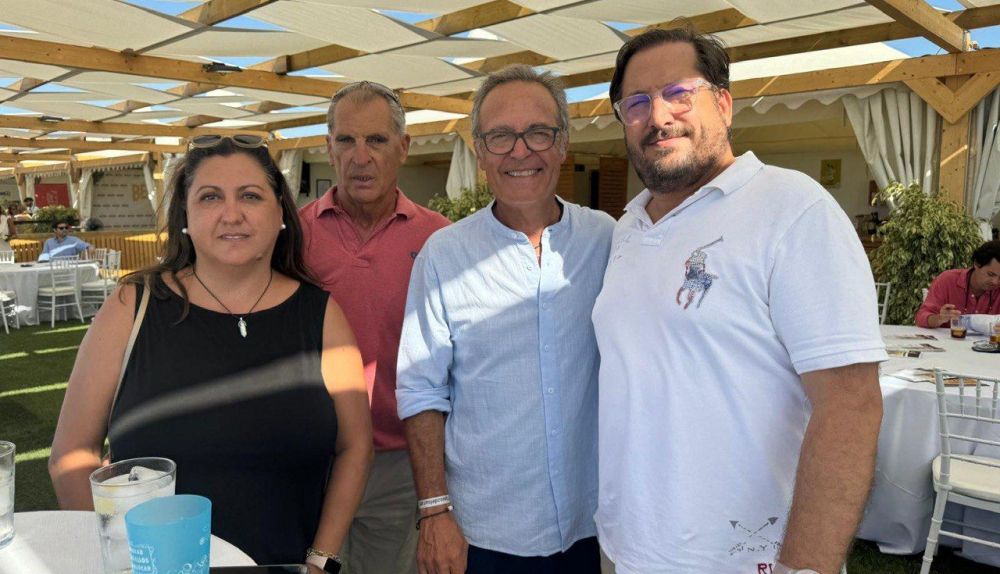 Miriam Gil y Ángel García Mier, comerciales de lavozdelsur.es, con Pablo Vega, gerente del catering de la Sociedad de Carreras de Caballos de Sanlúcar.