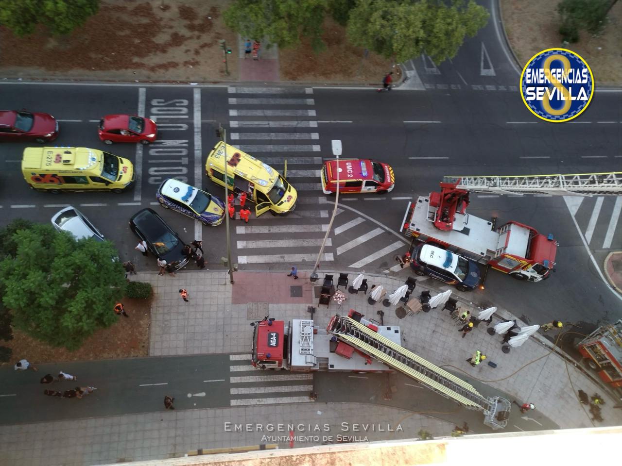 Vista de la actuación de los bomberos y emergencias en el incendio en Sevilla Este.