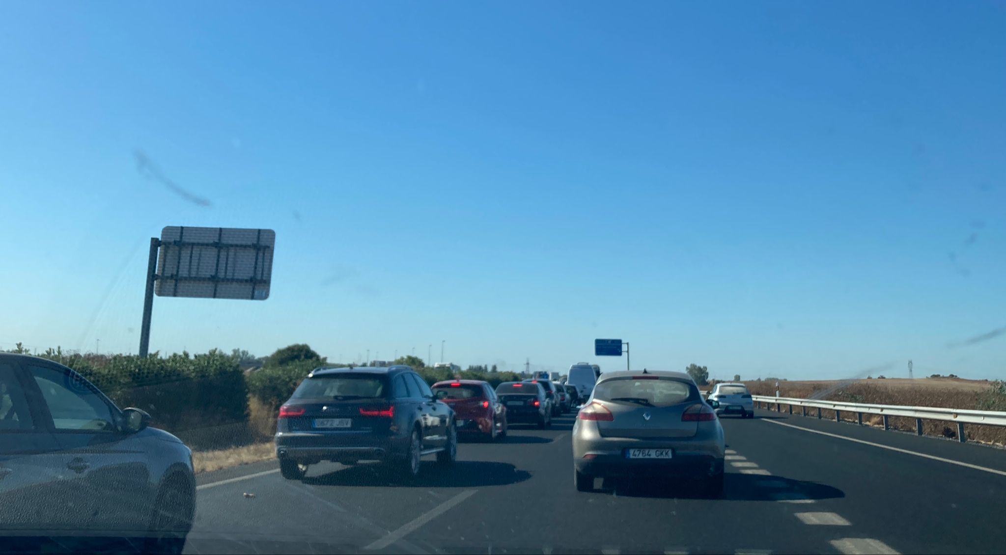 El atasco en la AP-4 a la altura de Dos Hermanas, este lunes.